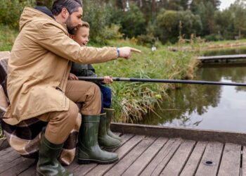 Angeln am Forellenteich (depositphotos.com)