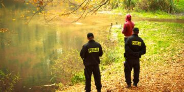 Angelpolizei kontrolliert Dokumente (depositphotos.com)