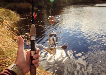 Blinkender Spoon beim Angeln (depositphotos.com)